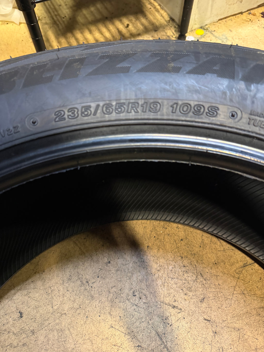 BRIDGESTONE BLIZZAK DM-V2 BSW P 235 65 19 109S XL WINTER TIRE 004315