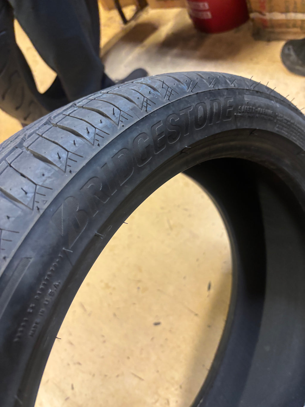 USED 8/32” OF 9/32” DTO BRIDGESTONE TURANZA LS100 BSW P 235/40R19 92V SL ALL SEASON TIRE 004437