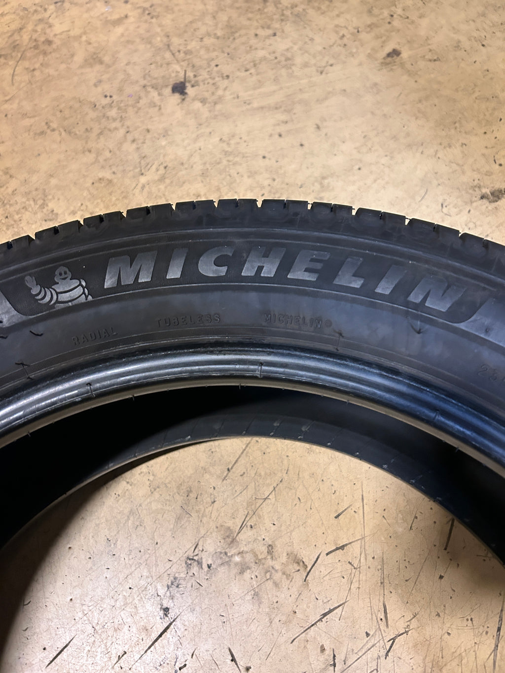 USED 9/32" MICHELIN DEFENDER2 BSW P 235 55 20 102H ALL SEASON TIRE 50833