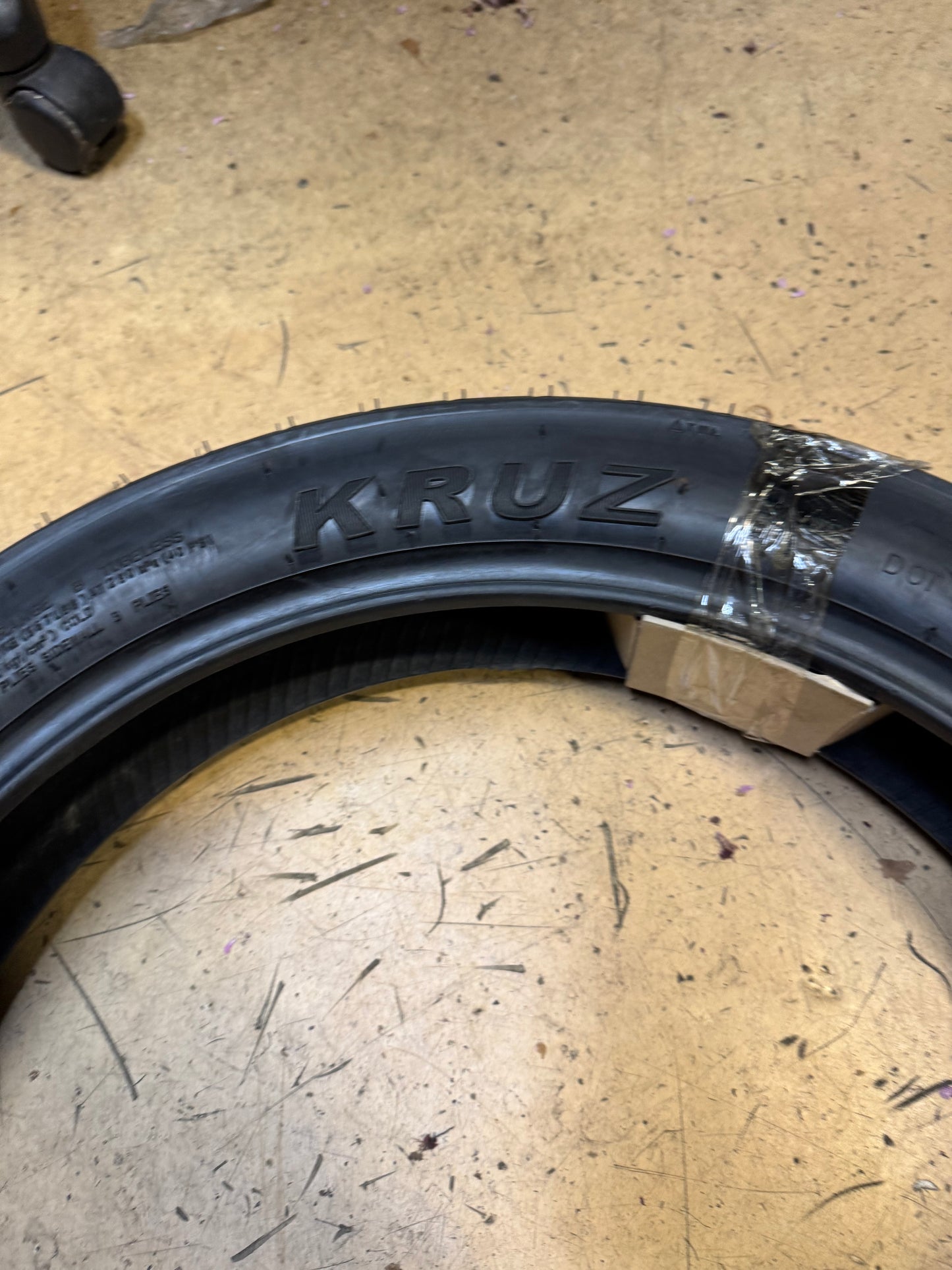 KENDA K673F KRUZ BSW  110 90 18 61H FRONT MOTORCYCLE TIRE 03060043