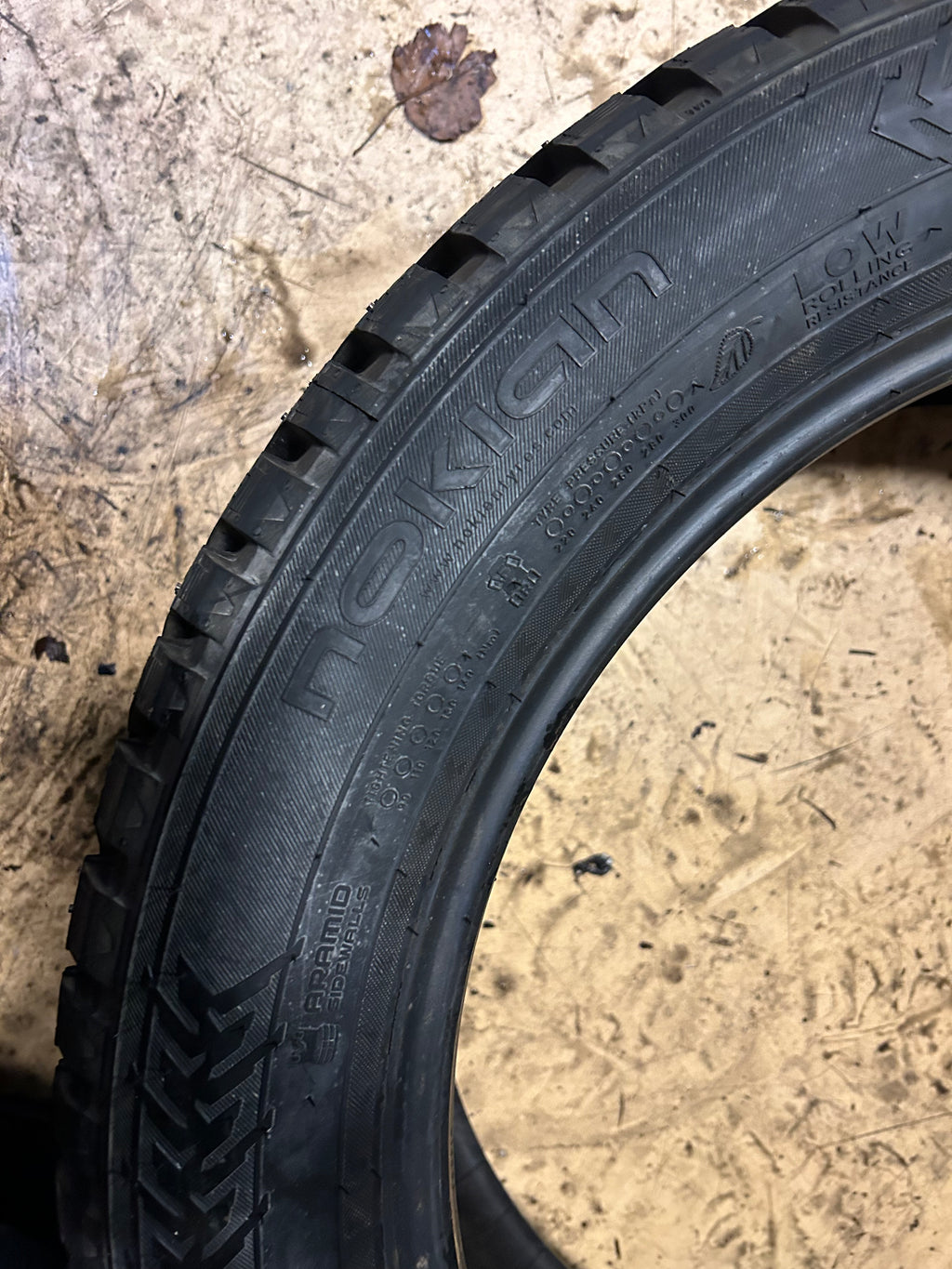 NOS NOKIAN HAKKAPELIITTA 8 SUV STUDDED P 225 55 19 103T WINTER TIRE TS32047
