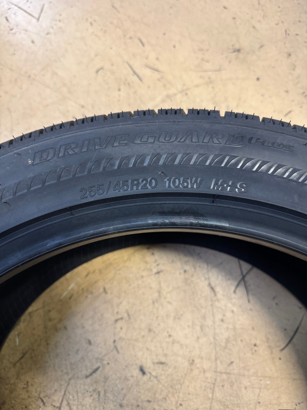 BRIDGESTONE DRIVEGUARD PLUS BSW P 255 45 20 105W TOURING TIRE 020053