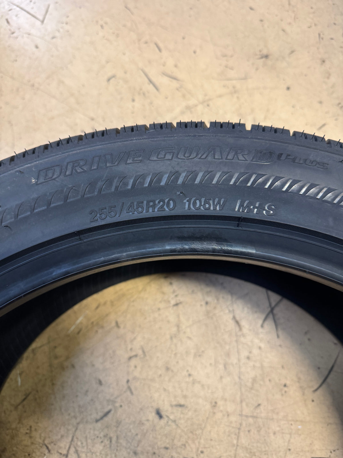 BRIDGESTONE DRIVEGUARD PLUS BSW P 255 45 20 105W TOURING TIRE 020053