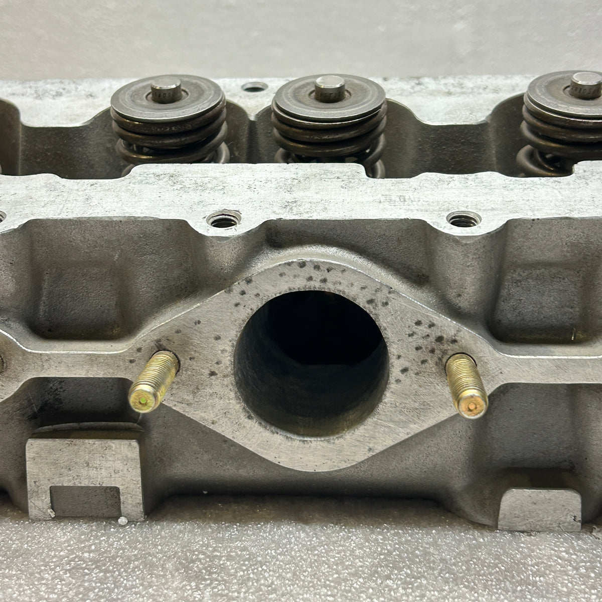 PORSCHE 928 S2 4.7L V8 CYLINDER HEAD MISSING PARTS 9281043483R