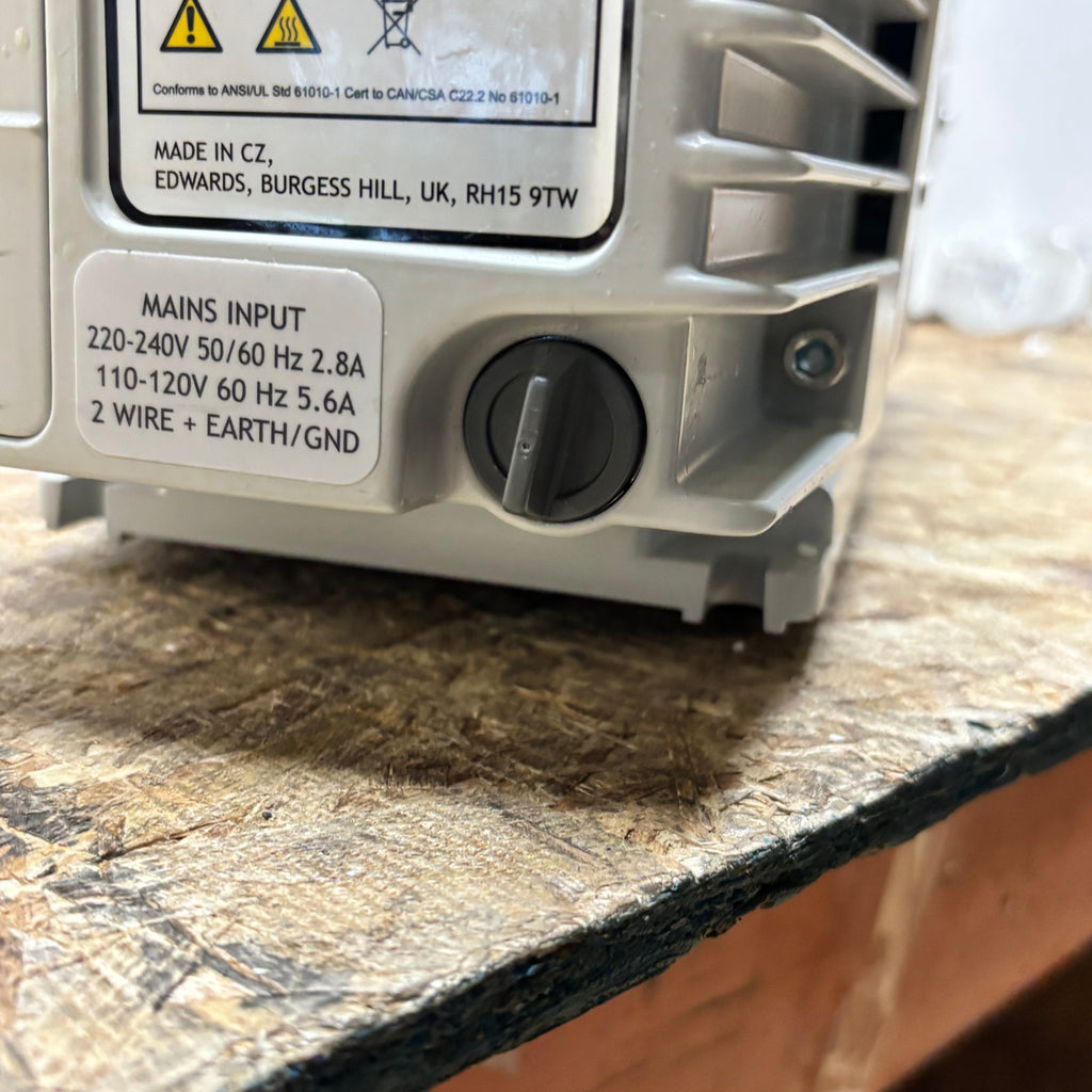 EDWARDS RV3 ROTARY VANE VACUUM PUMP 220-240V 50/60HZ (NEEDS REPAIR)