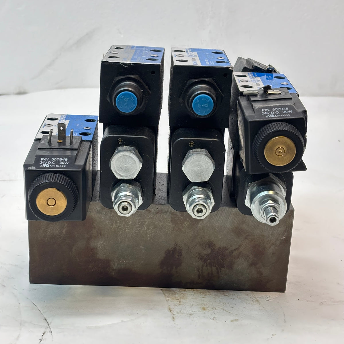DAMAN HYDRAULIC SOLENOID VALVE ASSEMBLY WITH MANIFOLD DD03P042S