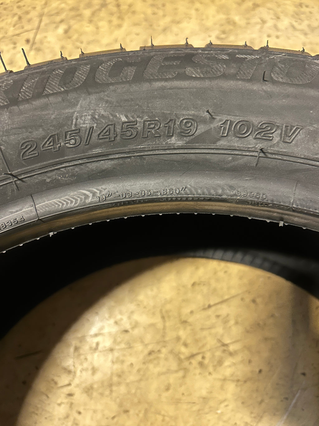 BRIDGESTONE BLIZZAK LM001 RFT BSW P 245 45 19 102V XL WINTER TIRE 014300