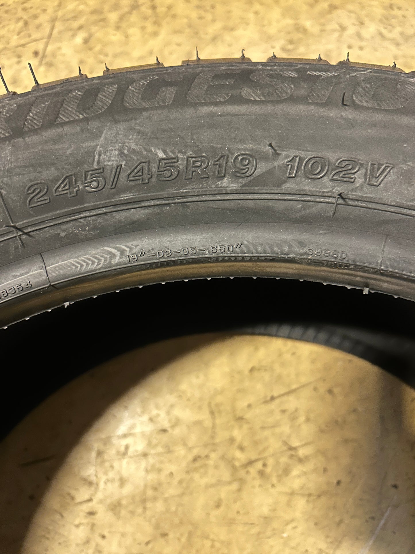 BRIDGESTONE BLIZZAK LM001 RFT BSW P 245 45 19 102V XL WINTER TIRE 014300