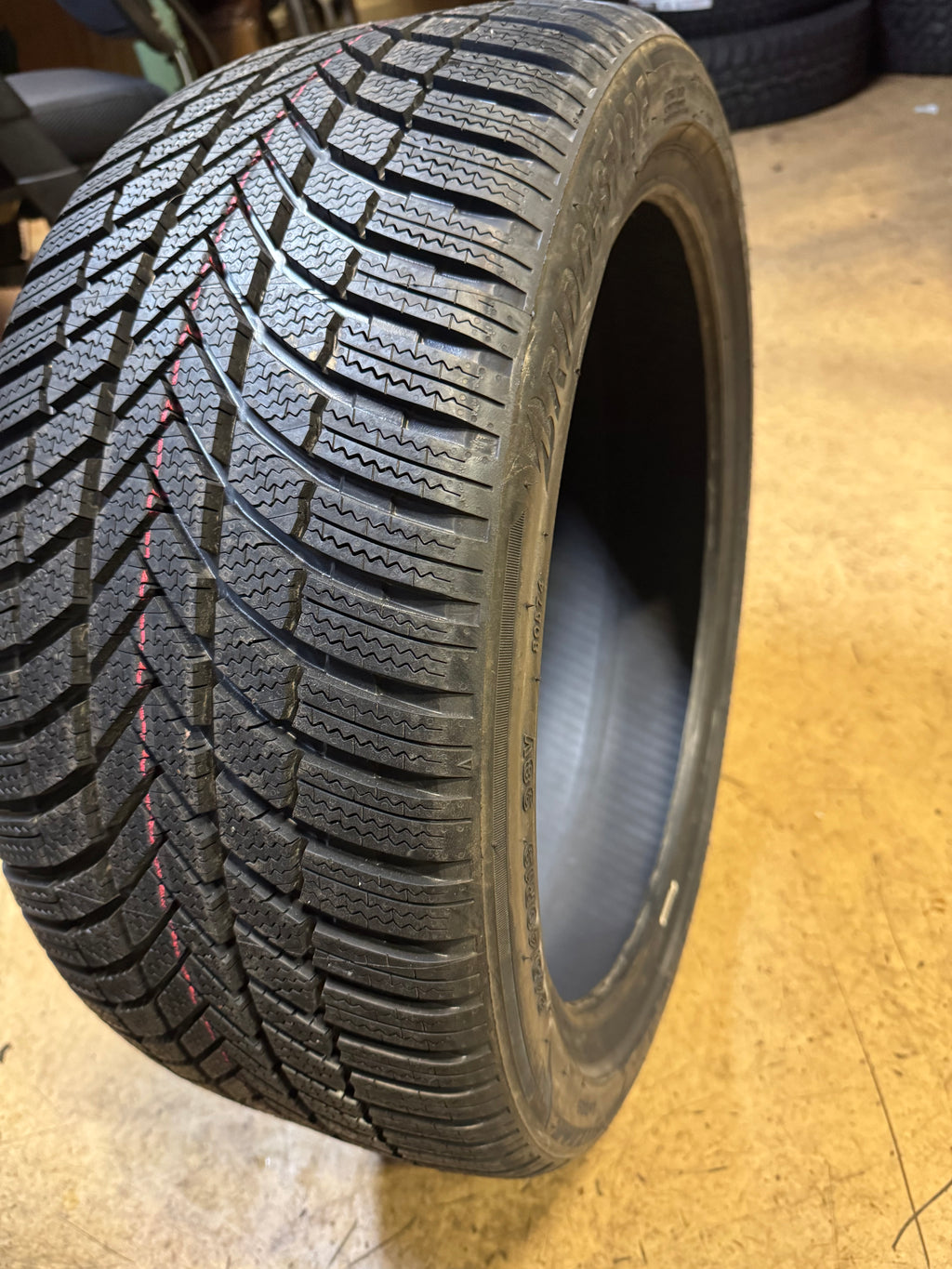 BRIDGESTONE BLIZZAK LM005 BSW P 245 40 19 98V XL WINTER TIRE 007900