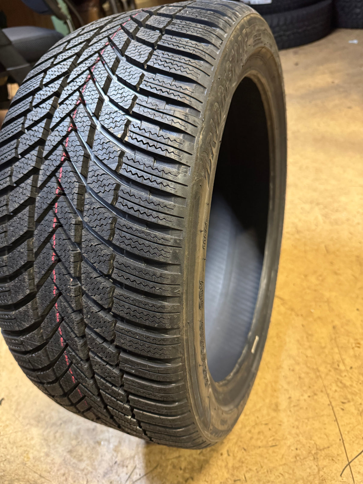 BRIDGESTONE BLIZZAK LM005 BSW P 245 40 19 98V XL WINTER TIRE 007900