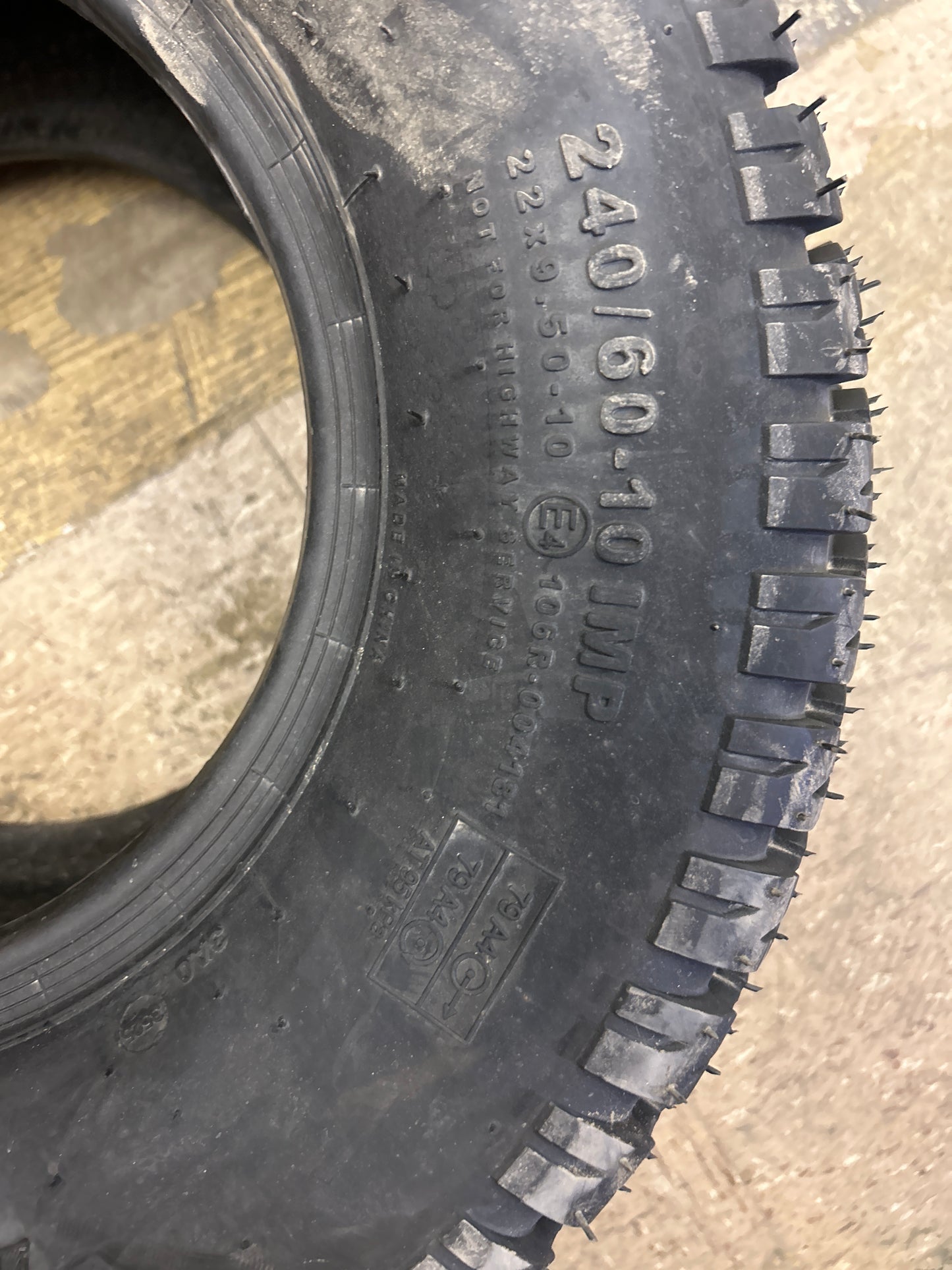 CARLSTAR TURF TRAC R/S BSW 22 9.5 10 79A4 4PLY LAWN TIRE 5357N11