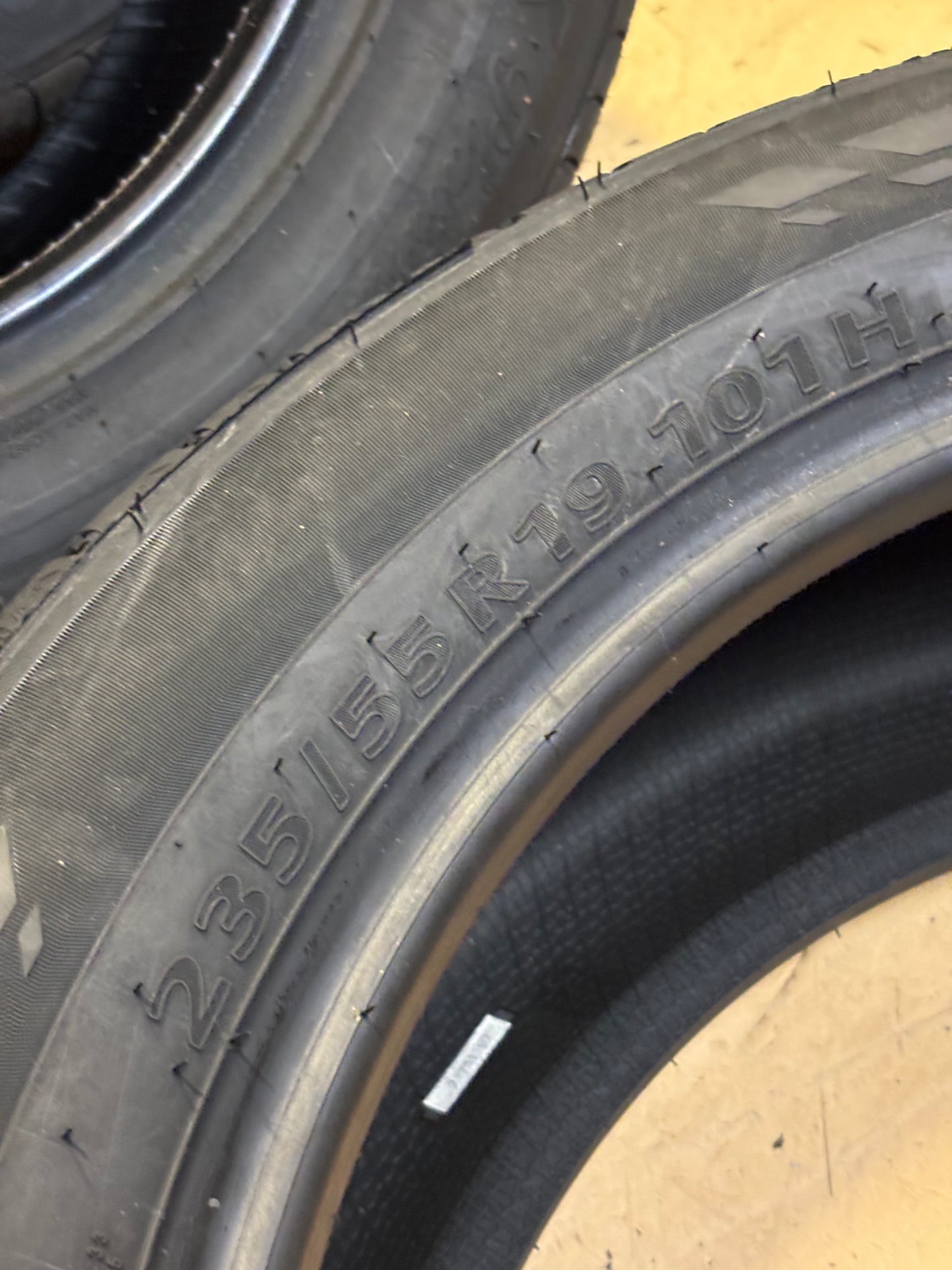 2 KUMHO CRUGEN PREMIUM KL33 P 235 55 19 101H ALL SEASON TIRE 2211452