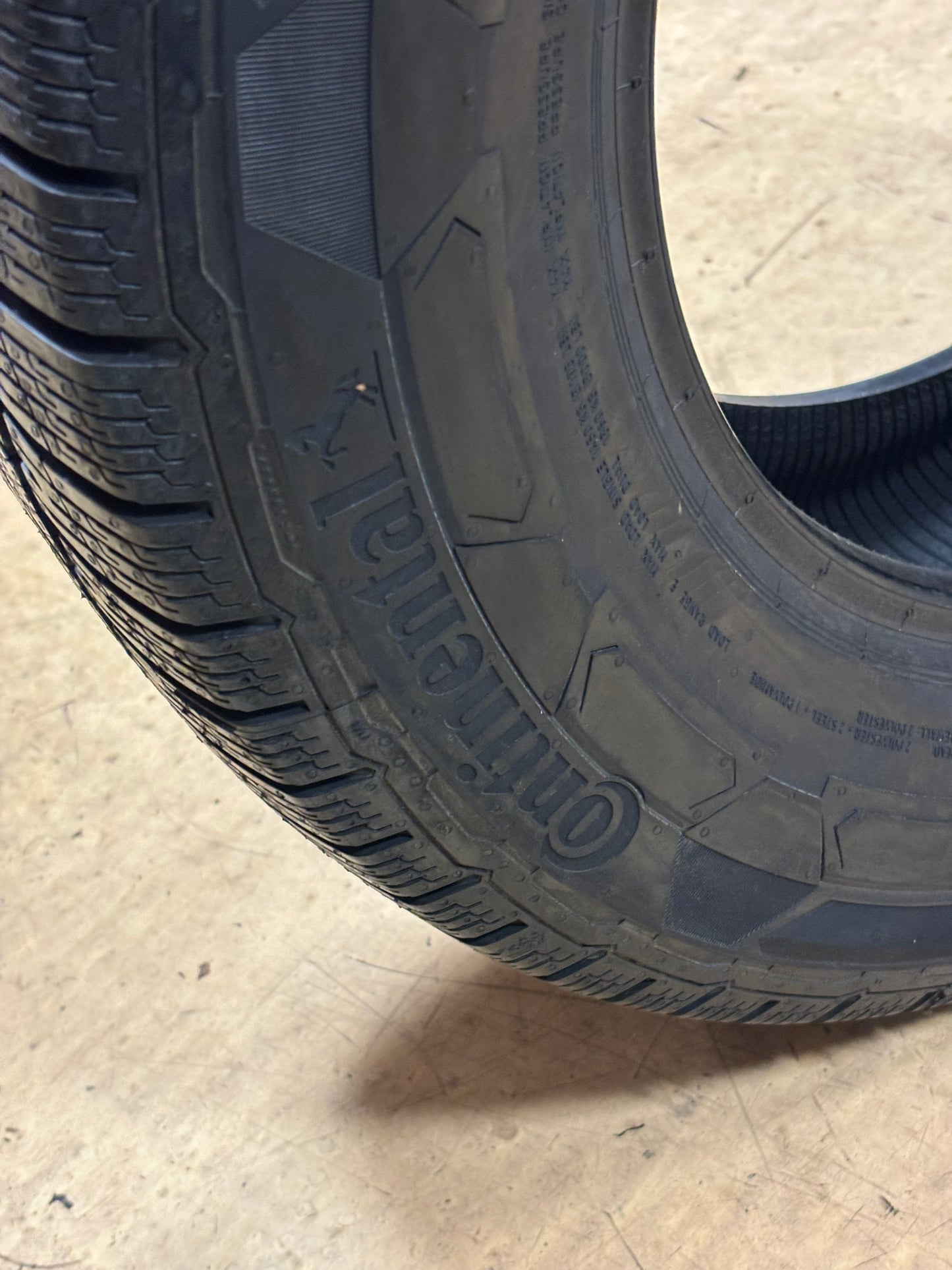 NOS CONTINENTAL VANCONTACT WINTER 235 65 15 121/116R LRE 10 PLY VAN TIRE 04531410000