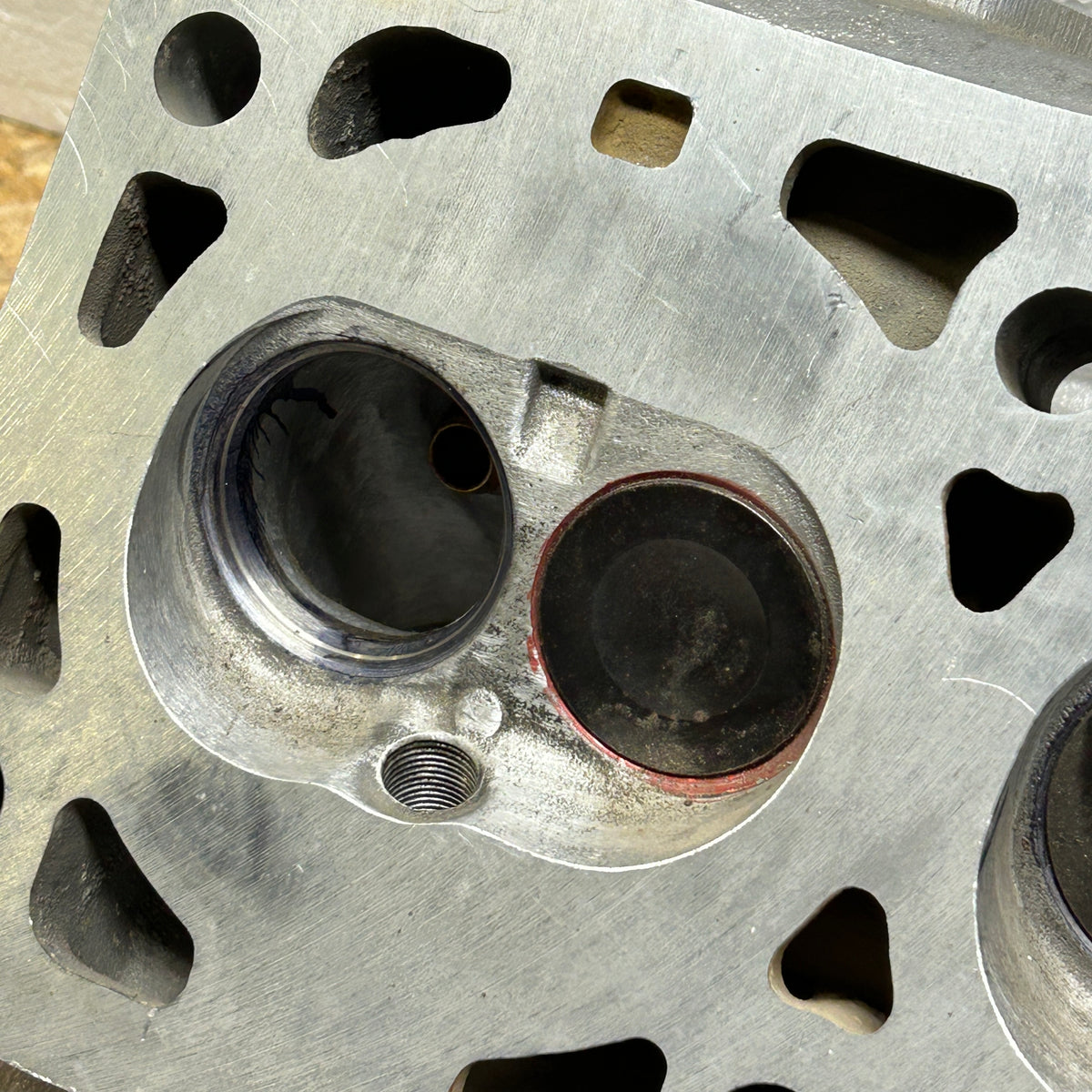 PORSCHE 928 S2 4.7L V8 CYLINDER HEAD MISSING PARTS 9281043483R