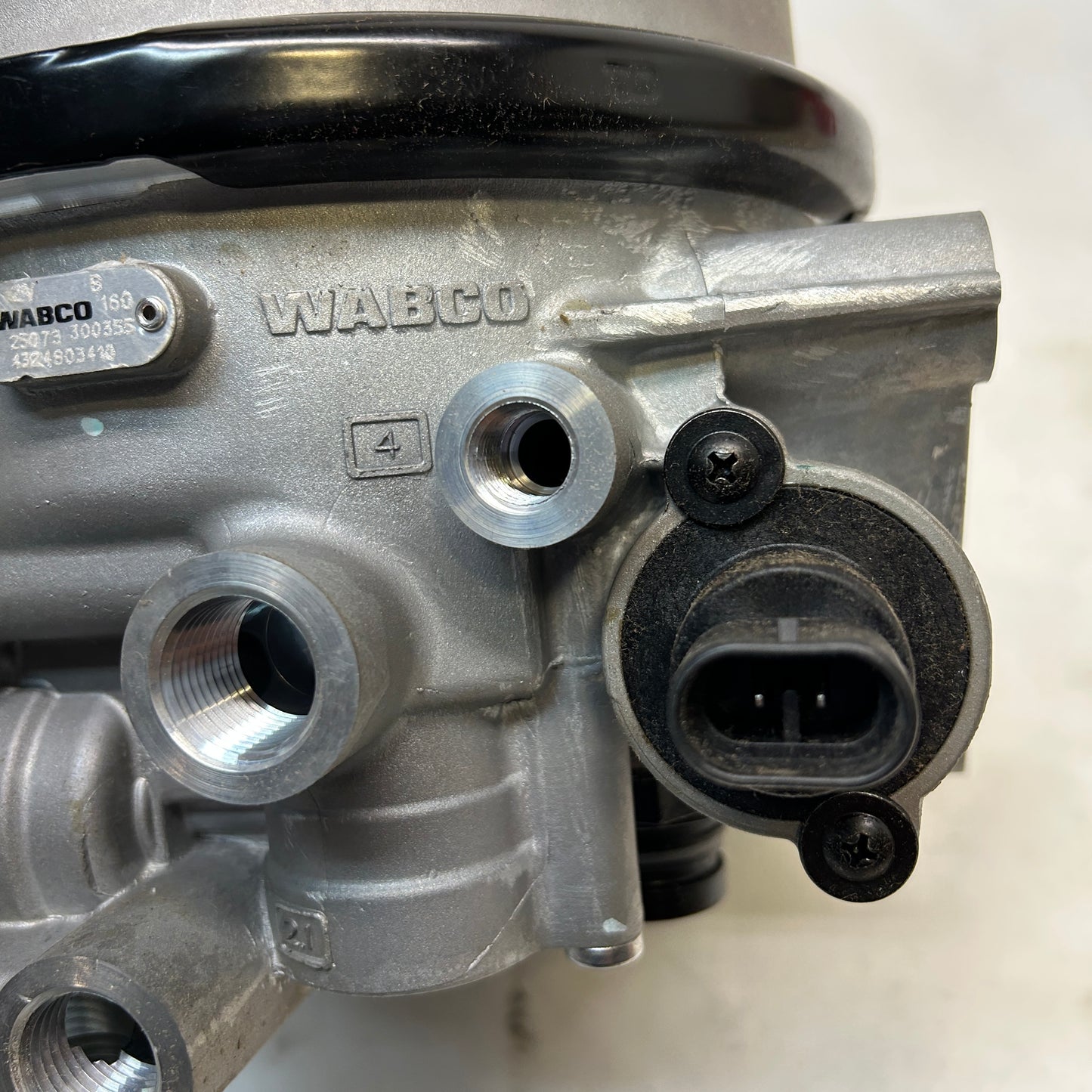 WABCO 432-480-341-0 HP Air Brake Dryer - 12V, Coalescing Cartridge, with Purge Tank