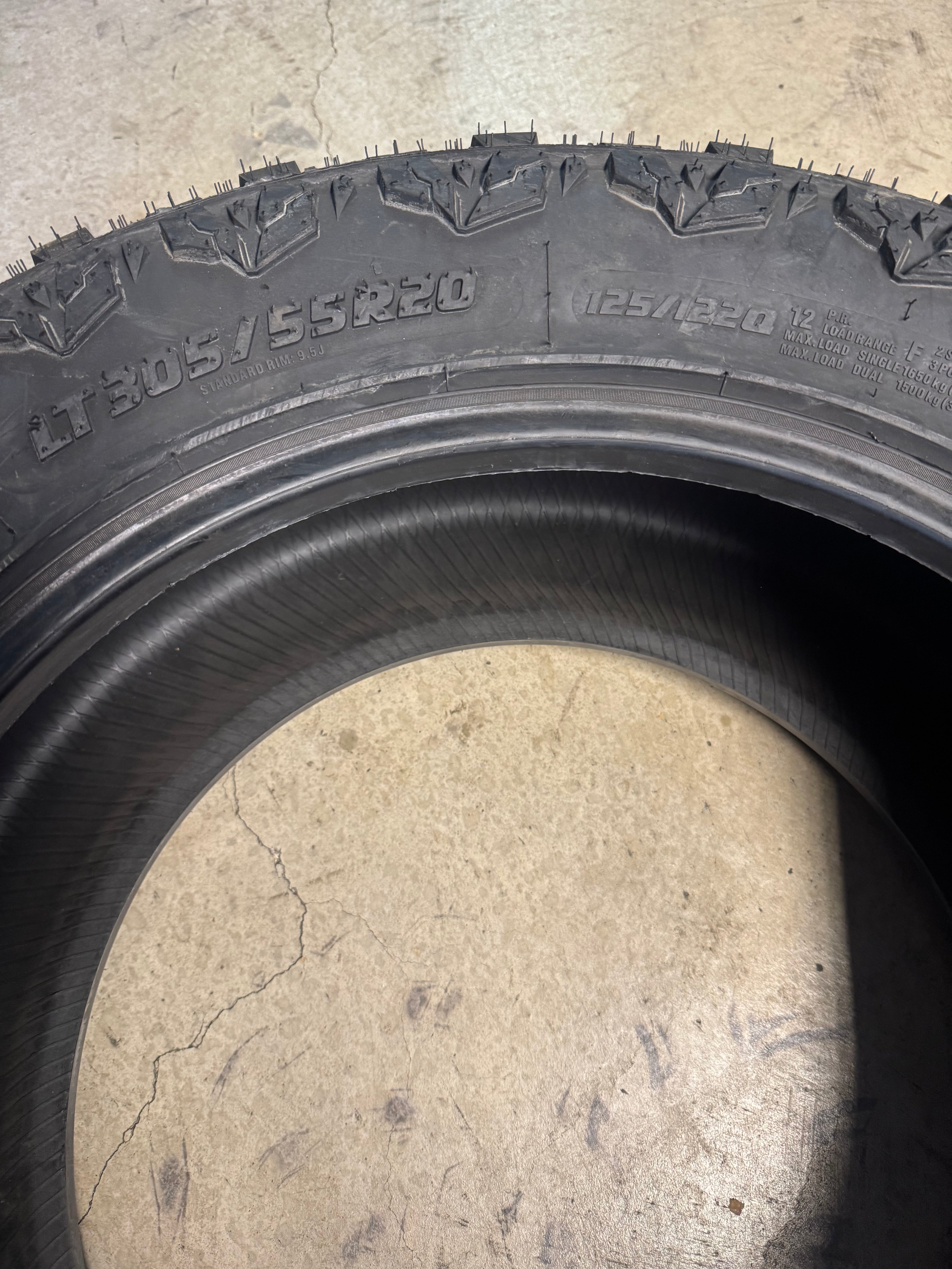 NOS RADAR RENEGADE R/T+ BSW LT 305 55 20 125/122Q 12PLY RUGGED TERRAIN TIRE RASYTH0127