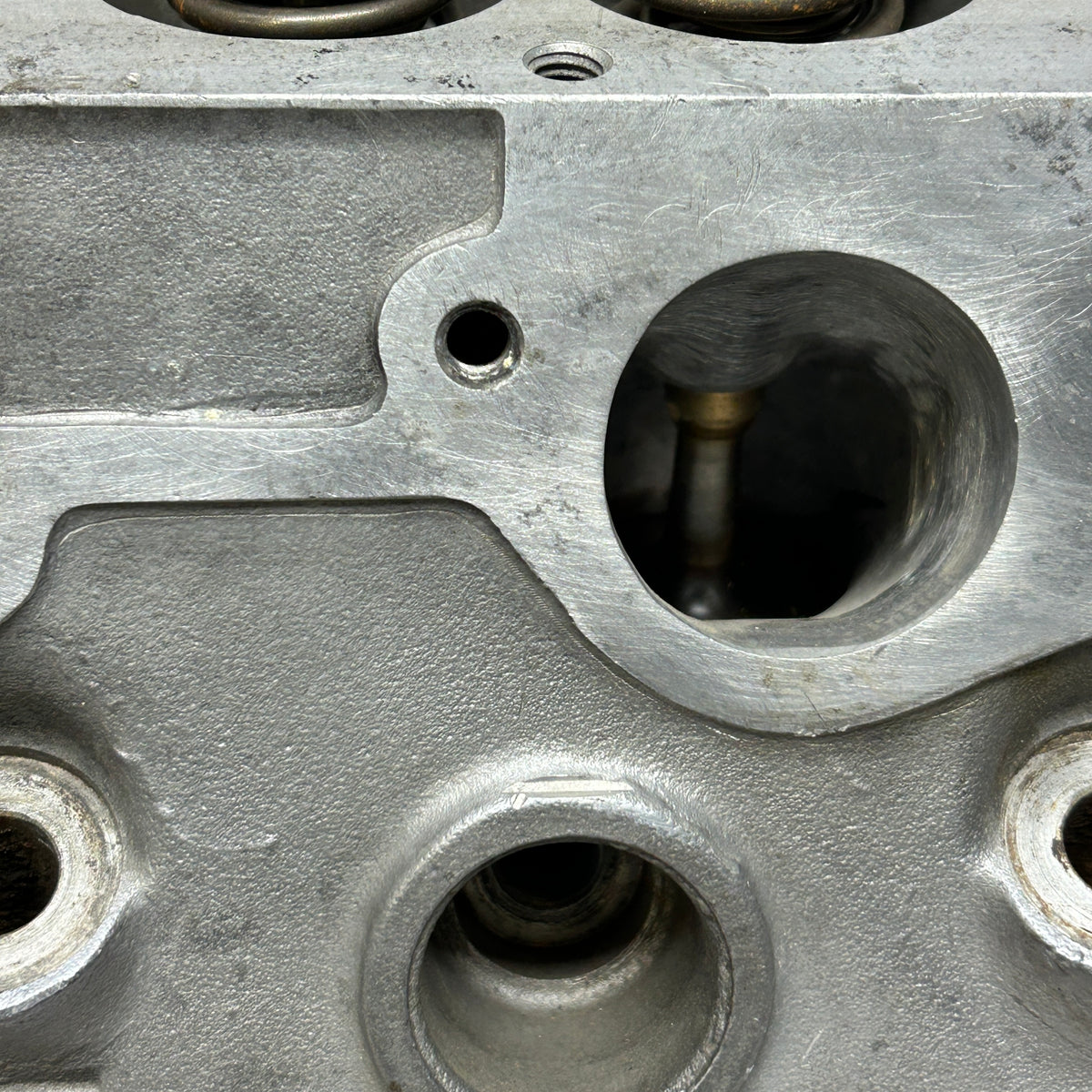 PORSCHE 928 S2 4.7L V8 CYLINDER HEAD MISSING PARTS 9281043483R