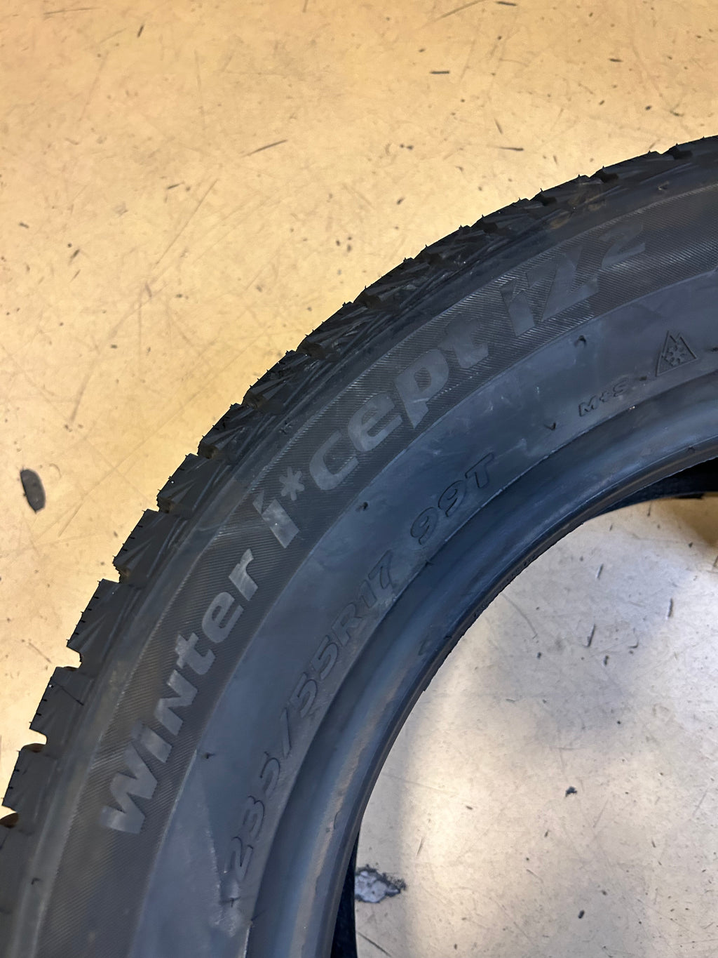 NOS HANKOOK WINTER ICEPT IZ2 BSW P 235 55 17 99T  WINTER TIRE 1020357