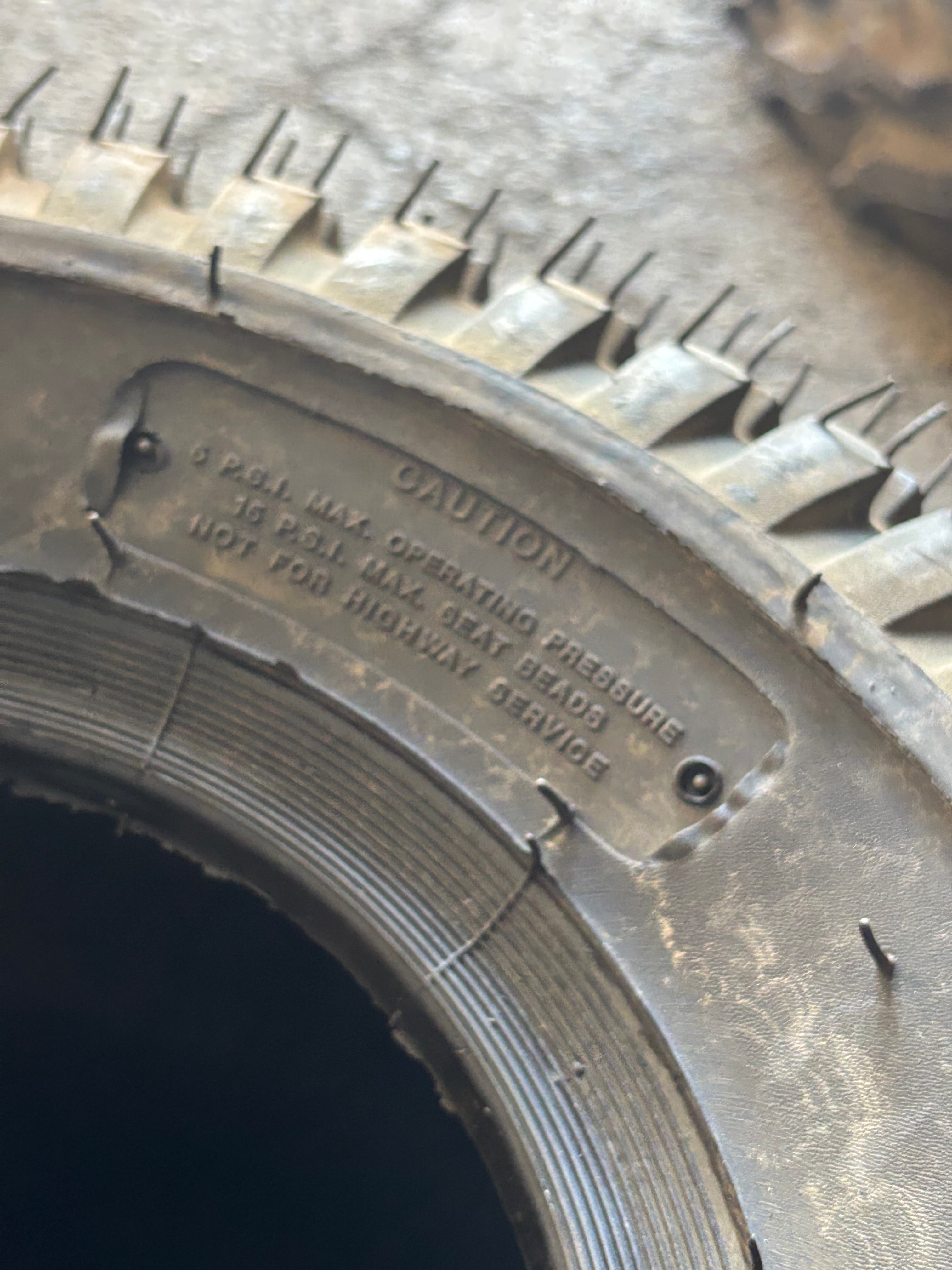 NOS CARLISLE KNOBBY BSW AT 25 12 9 LAWN TURF TIRE 537081