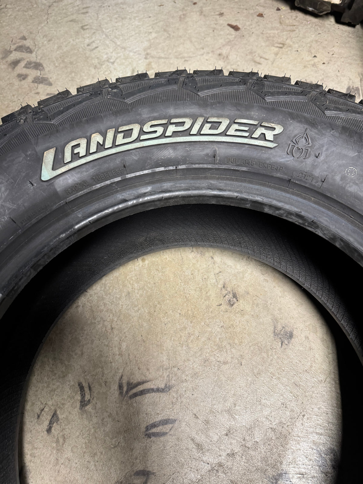 NOS LANDSPIDER WILDTRAXX A/T OWL P 265 70 17 115T ALL TERRAIN  TIRE DAT010