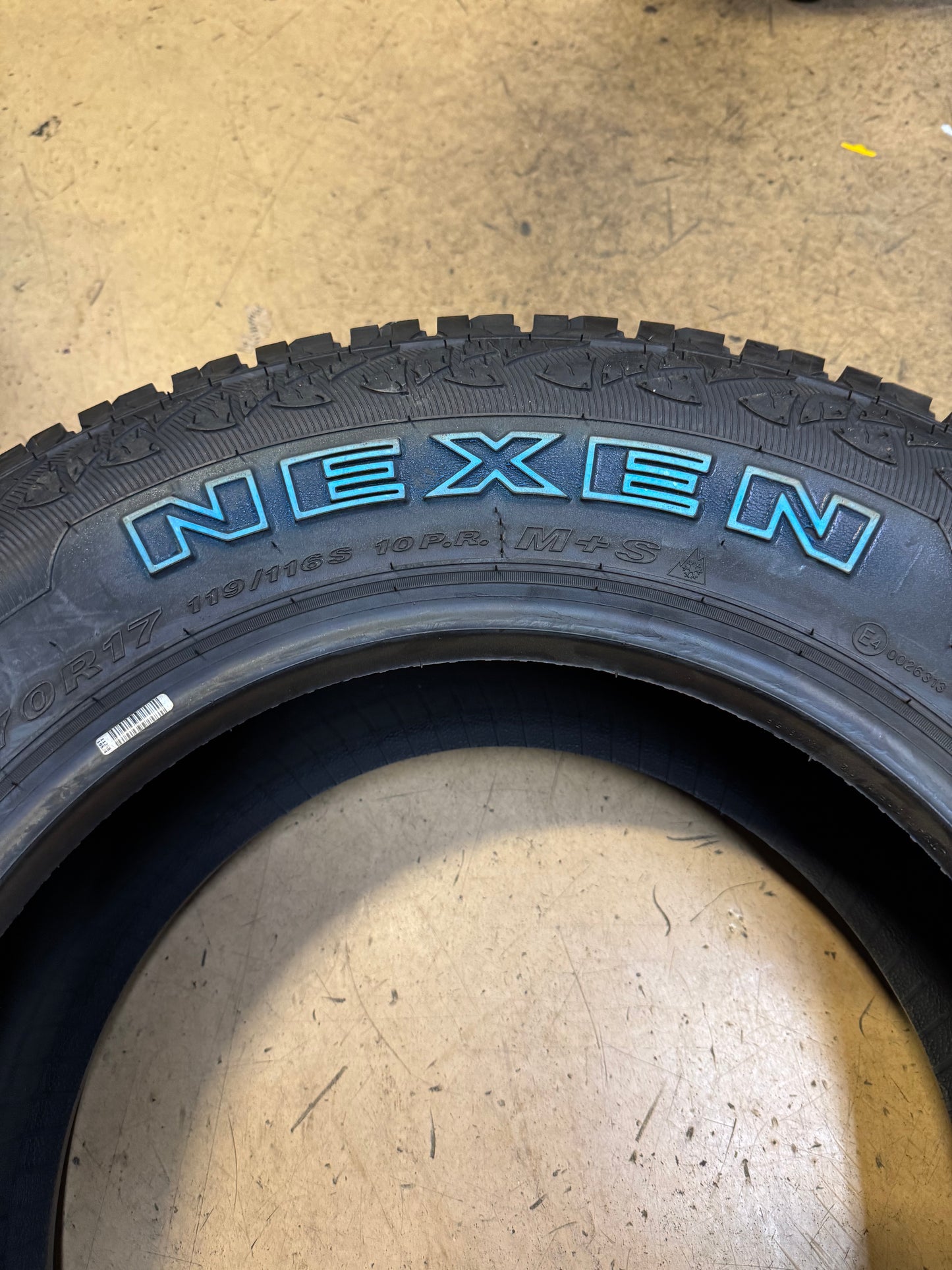 NOS NEXEN ROADIAN AT PRO RA8 RWL LT 245 70 17 119/116S 10PLY ALL TERRAIN TIRE 13113NXK