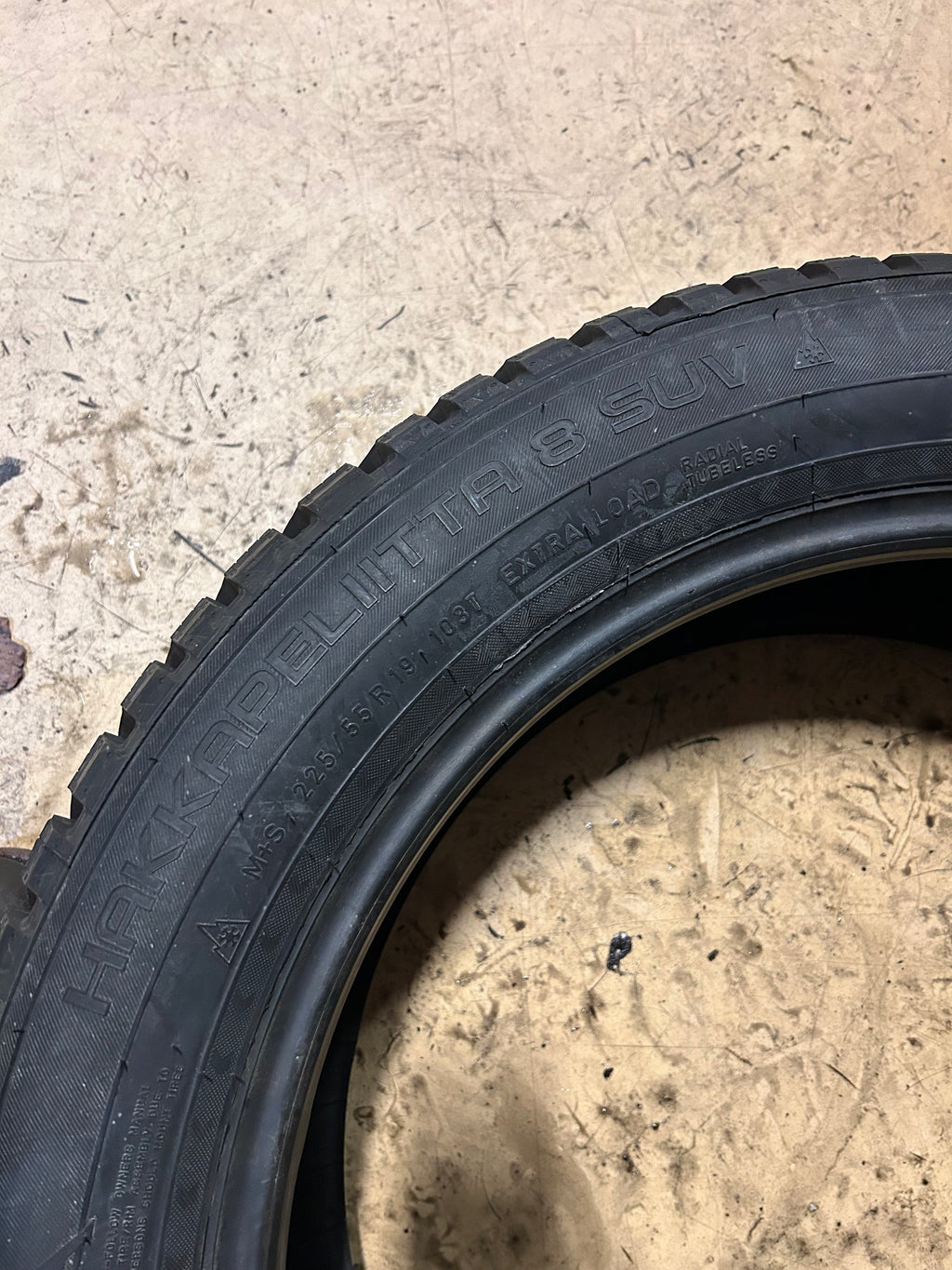 NOS NOKIAN HAKKAPELIITTA 8 SUV STUDDED P 225 55 19 103T WINTER TIRE TS32047
