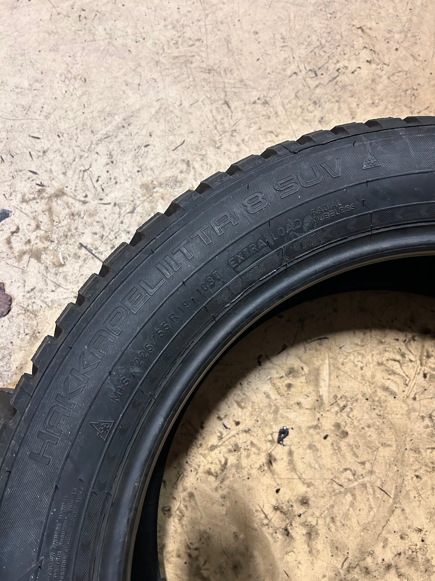 NOS NOKIAN HAKKAPELIITTA 8 SUV STUDDED P 225 55 19 103T WINTER TIRE TS32047