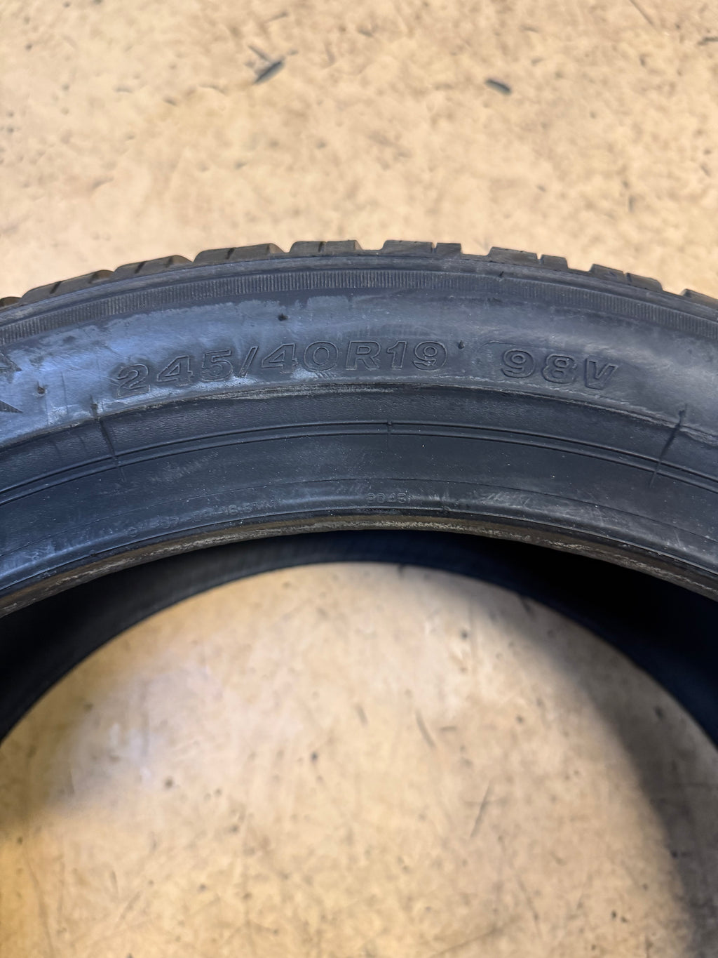 BRIDGESTONE BLIZZAK LM005 BSW P 245 40 19 98V XL WINTER TIRE 007900