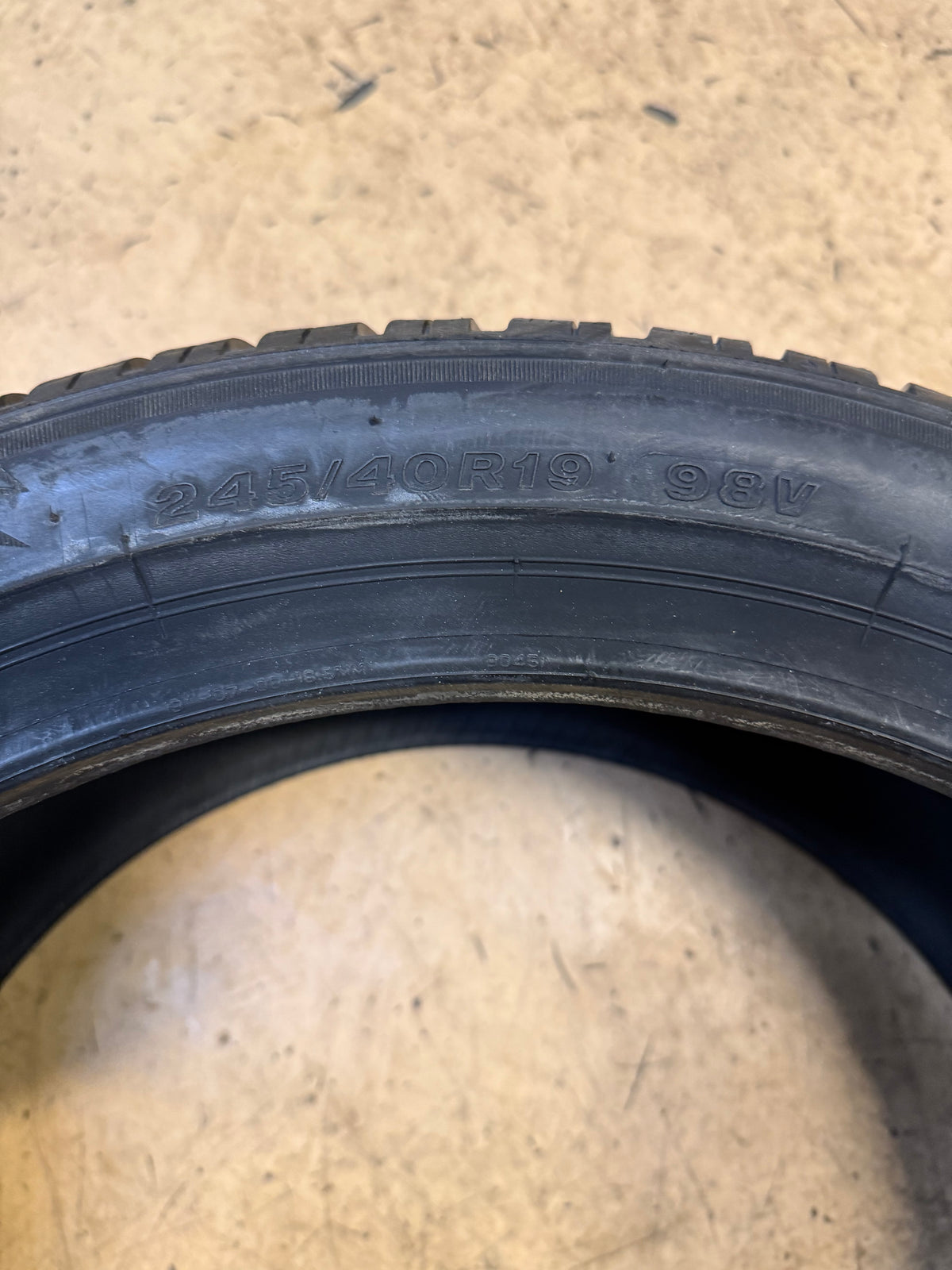 BRIDGESTONE BLIZZAK LM005 BSW P 245 40 19 98V XL WINTER TIRE 007900