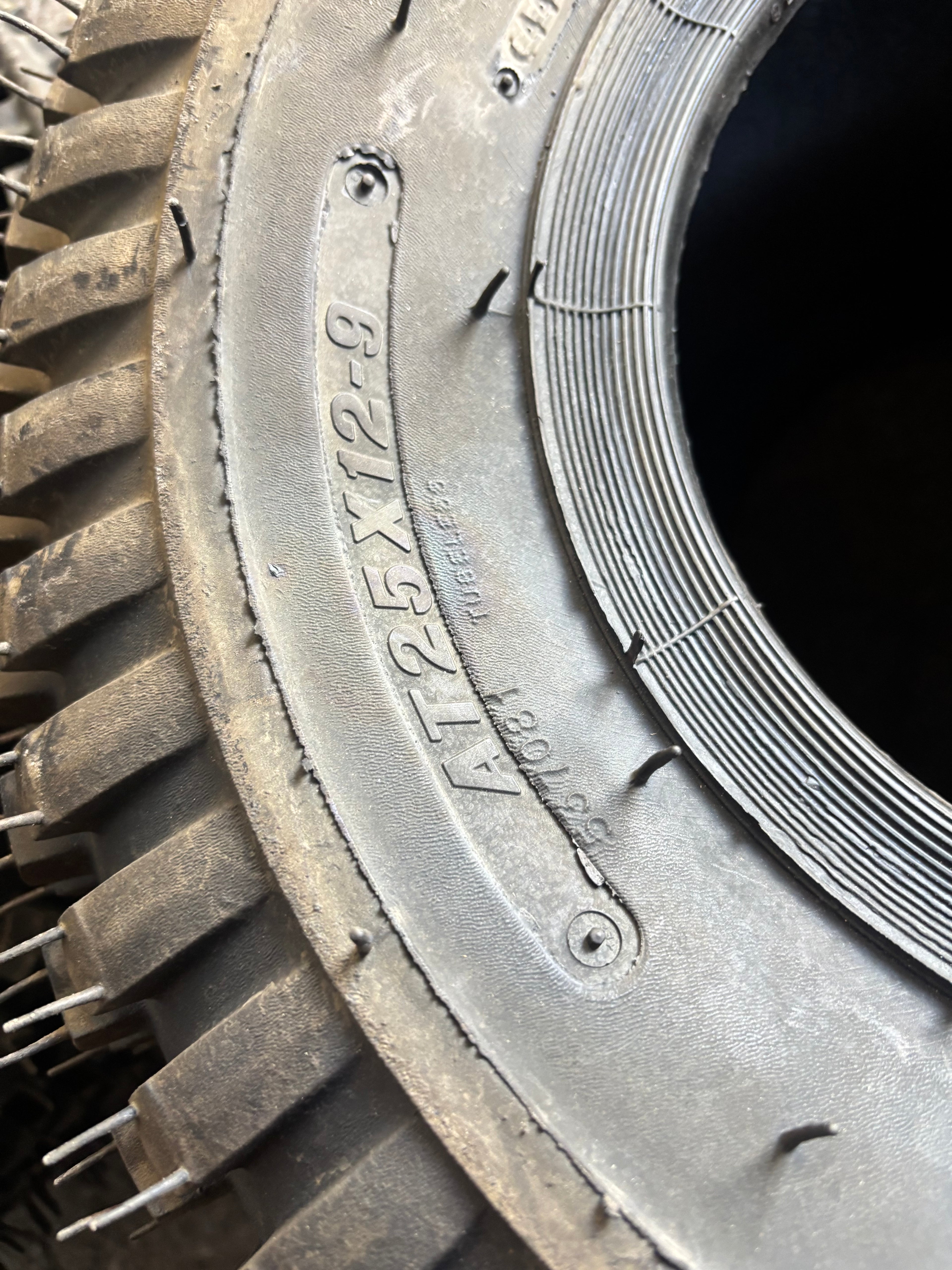 NOS CARLISLE KNOBBY BSW AT 25 12 9 LAWN TURF TIRE 537081
