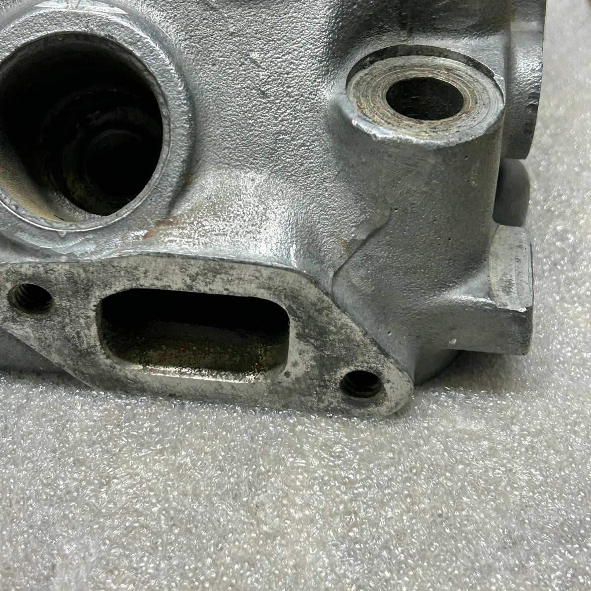 PORSCHE 928 S2 4.7L V8 CYLINDER HEAD MISSING PARTS 9281043483R