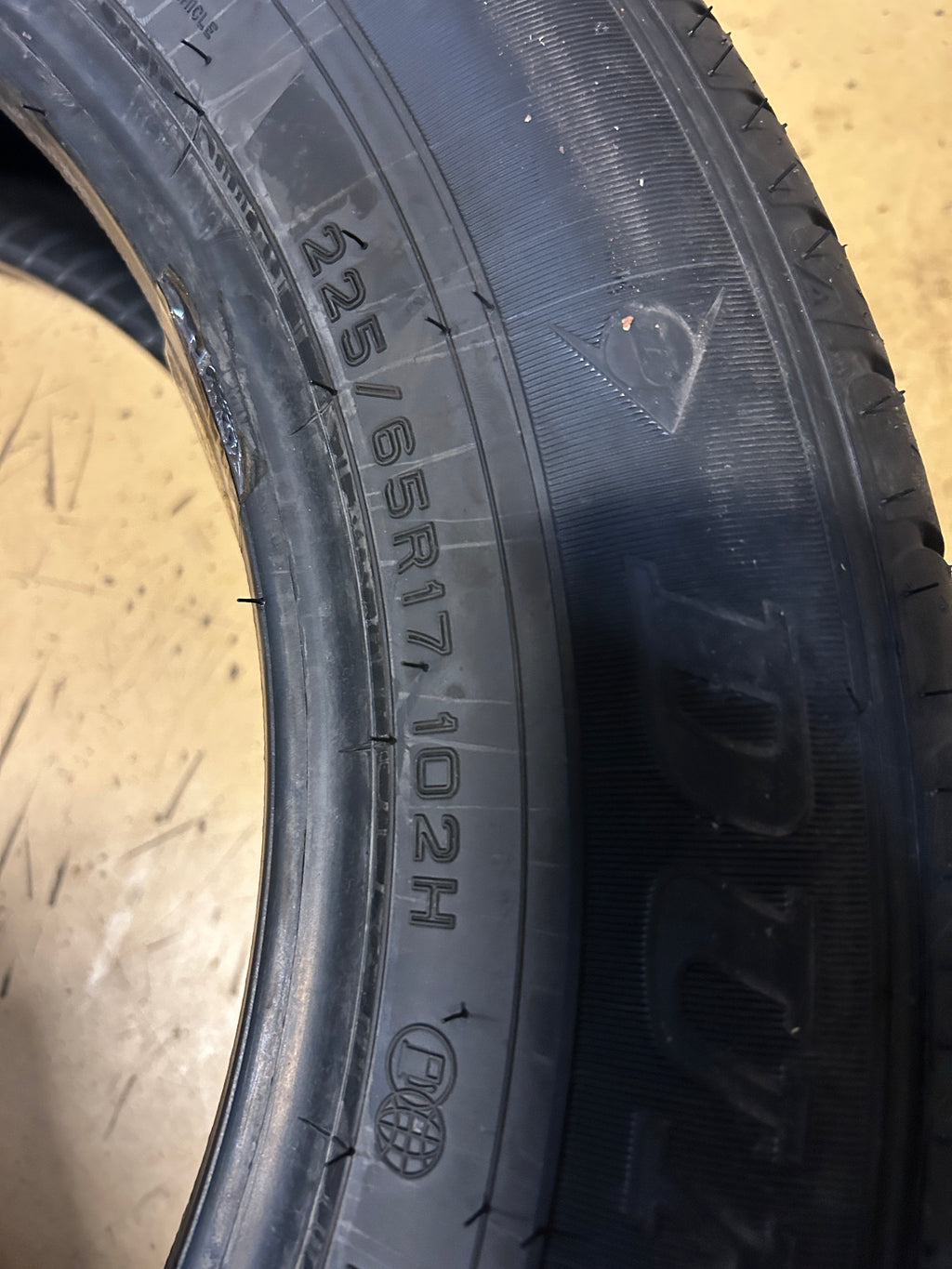 DUNLOP GRANDTREK PT20 BSW P 225 65 17 102H SL TOURING TIRE 57000440