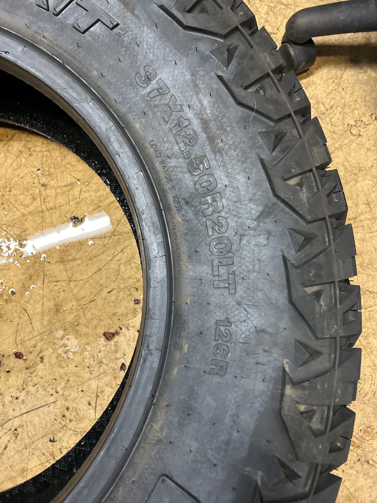 VENOM POWER TERRA HUNTER X/T 2 BSW LT 37 12.50 20 126R Extreme Terrain TIRE VPXT269