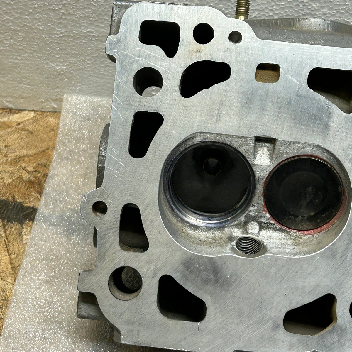 PORSCHE 928 S2 4.7L V8 CYLINDER HEAD MISSING PARTS 9281043483R
