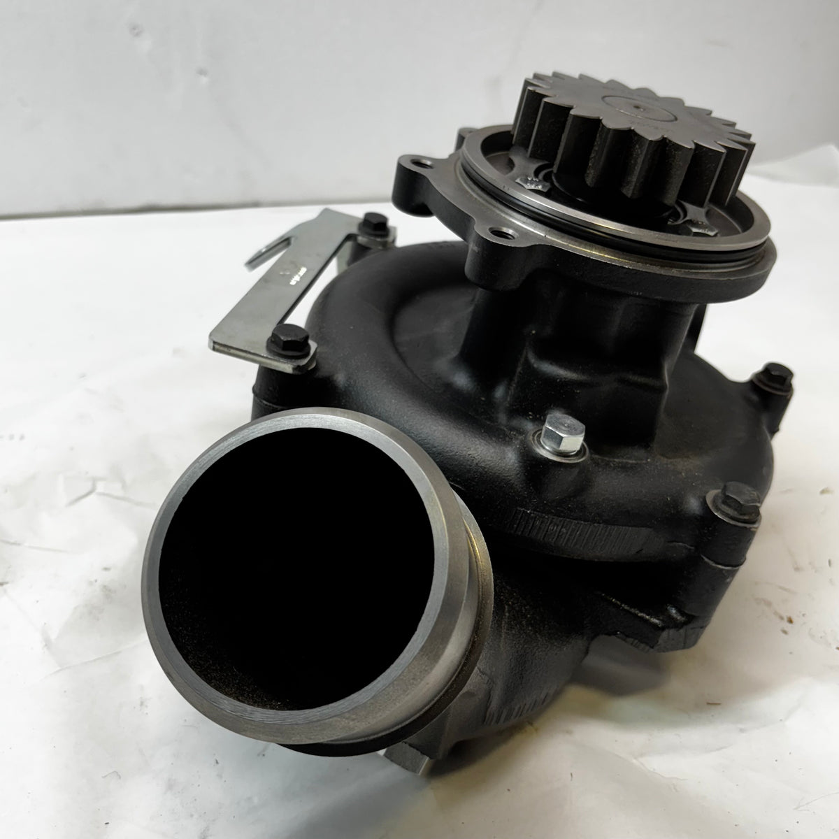 GENUINE JOHN DEERE WATER PUMP TRACTOR DOZER LOADER COMBINE DZ115195 R586756
