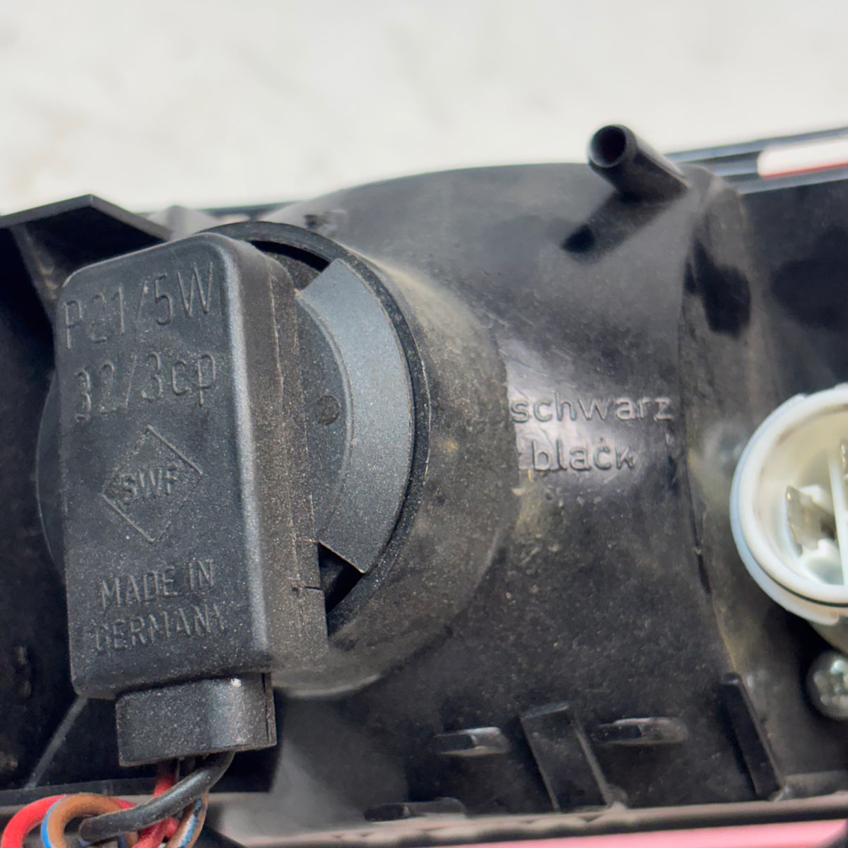 USED PORSCHE 911 TAIL LIGHT RIGHT PASSANGER 89-94 L90002404
