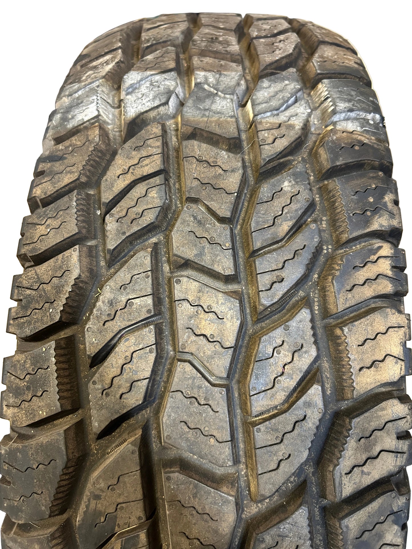 USED 16/32" COOPER DISCOVERER A/T3 OWL LT 265/70R17 112/109S 6PLY TIRE 170001001