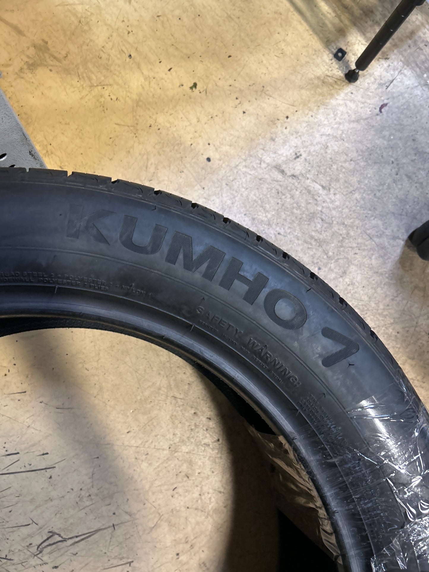 KUMHO CRUGEN PREMIUM KL33 BSW  255 50 20 105T  TIRE 2246332