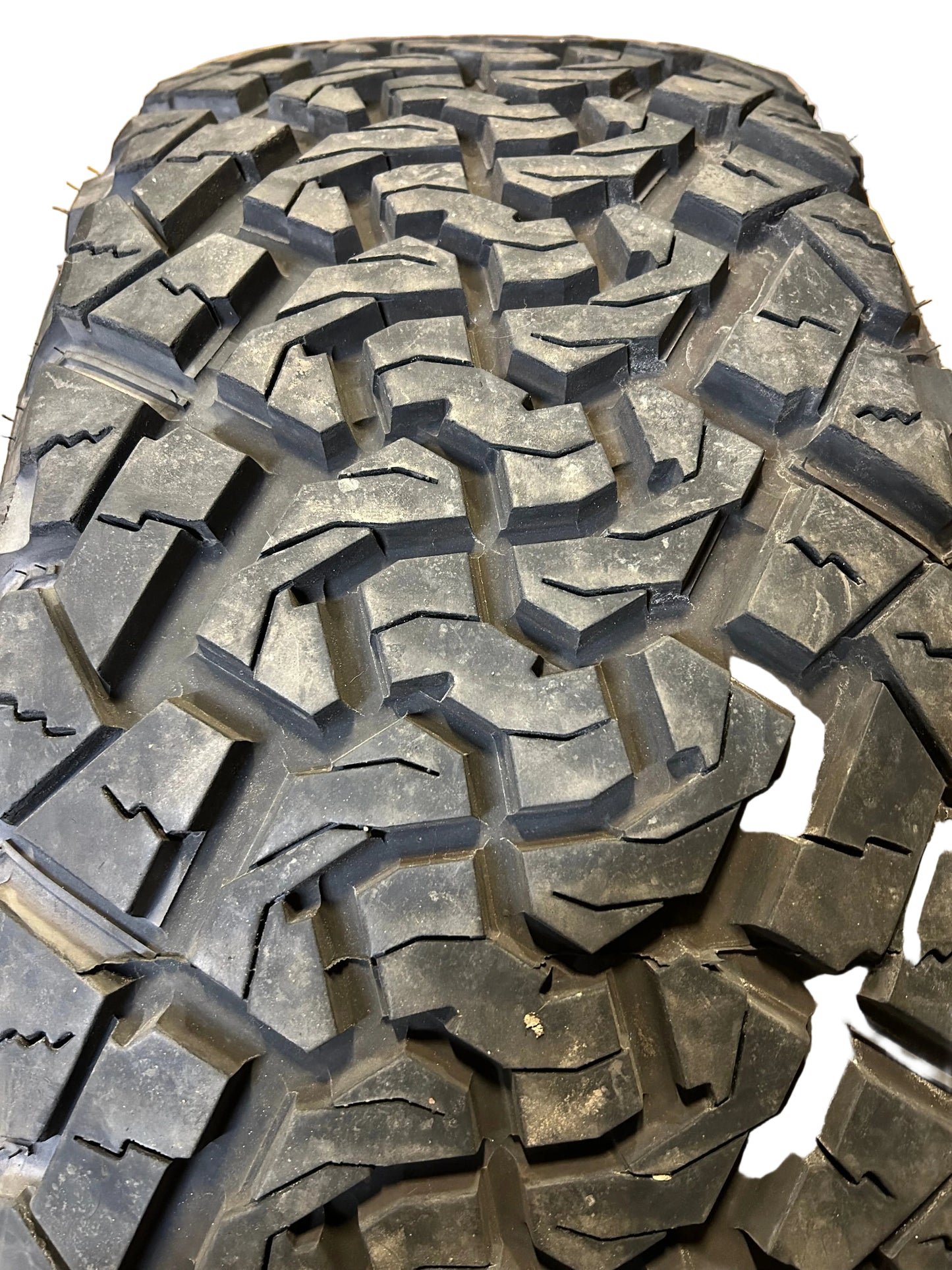 USED 14/32” VENOM POWER TERRA HUNTER X/T LT 285 50 20 119/116S 10PLY TIRE TVPXT21