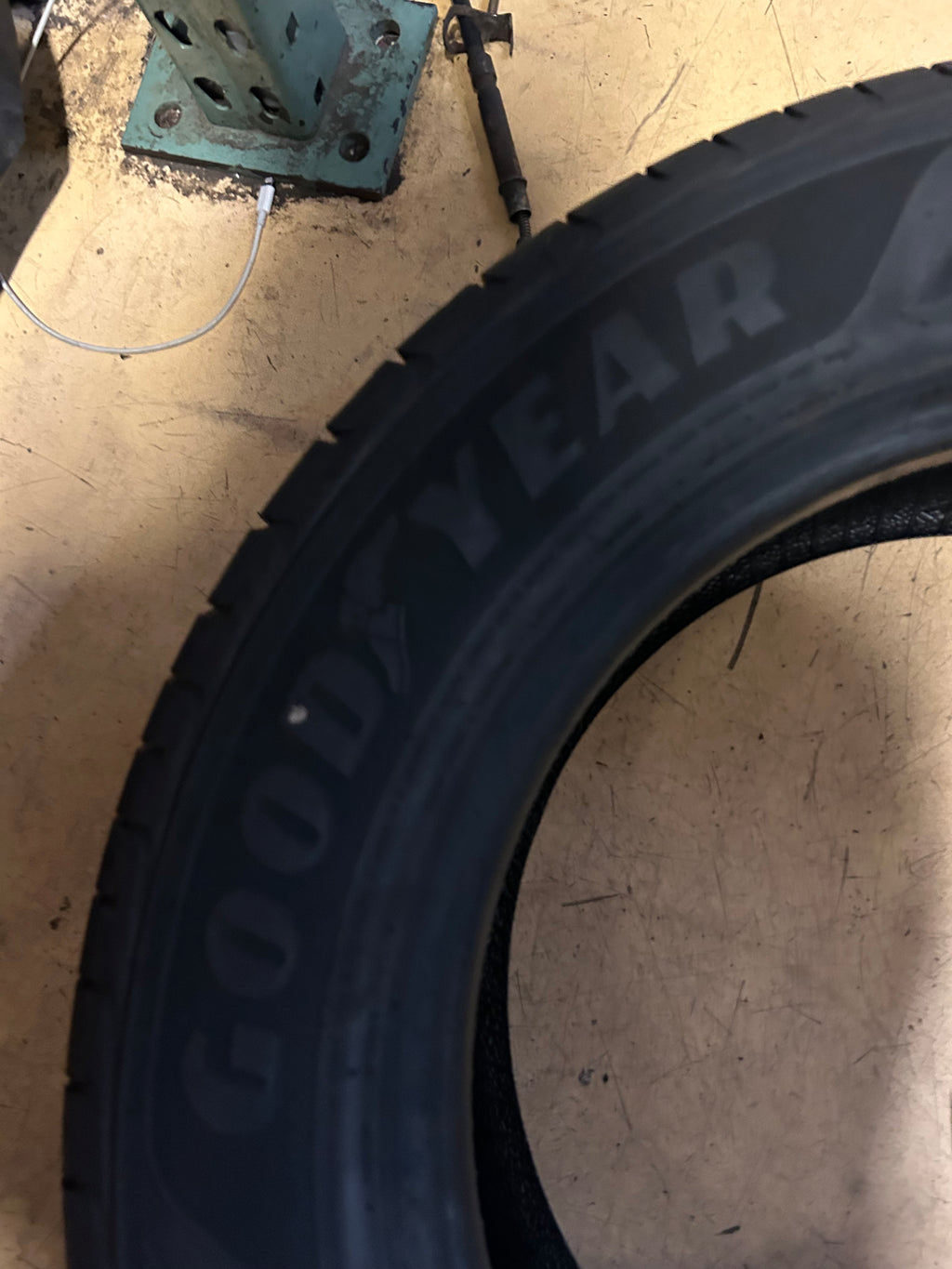 GOODYEAR ASSURANCE COMFORTDRIVE BSW P 245 60 18 105V  ALL SEASON TIRE 413012582