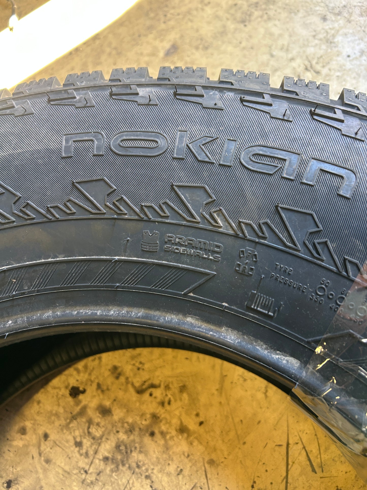 NOKIAN HAKKAPELIITTA LT 3 EV BSW LT 275 70 18 125/122Q 10PLY WINTER TIRE T430959
