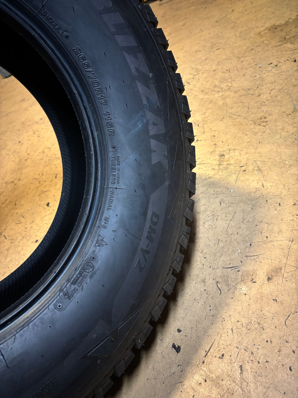 BRIDGESTONE BLIZZAK DM-V2 P 265 70 17 115R SL SNOW WINTER TIRES 016457