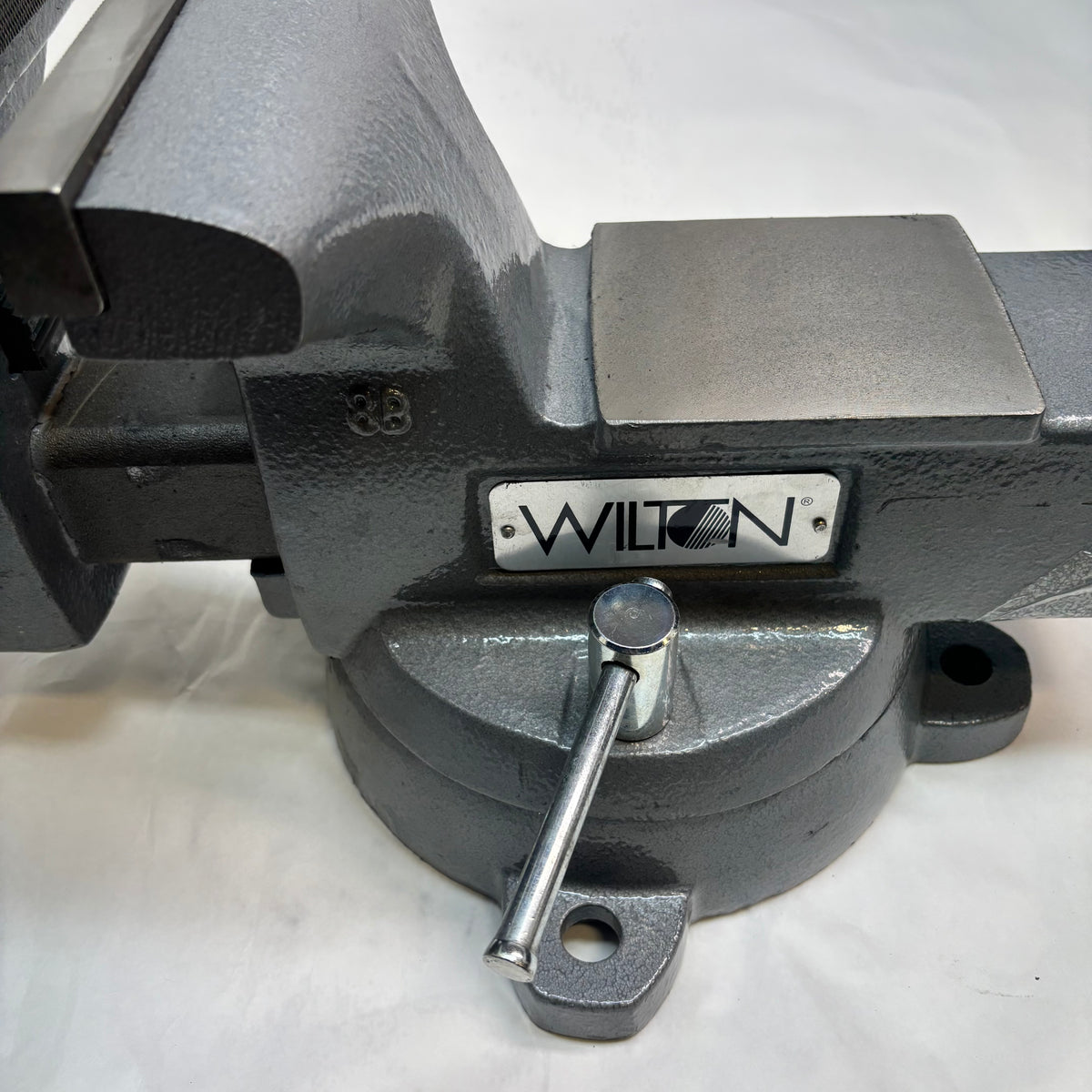 WILTON MECHANICS VISE 8” JAW WITH SWIVEL BASE 21800