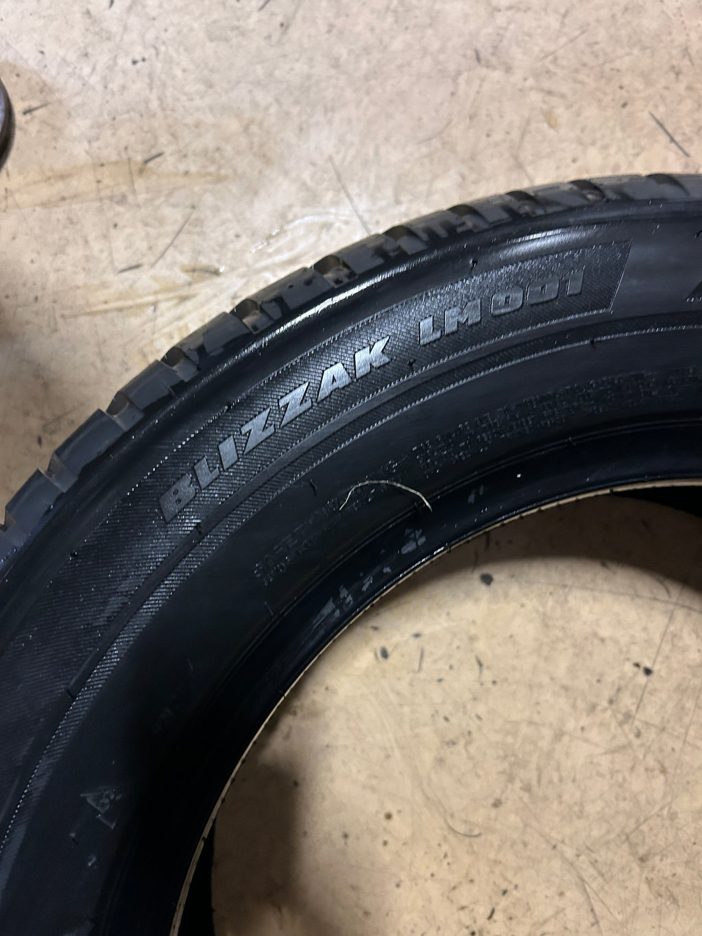 BRIDGESTONE BLIZZAK LM001 BSW P 225 60 17 99H WINTER TIRE 011980