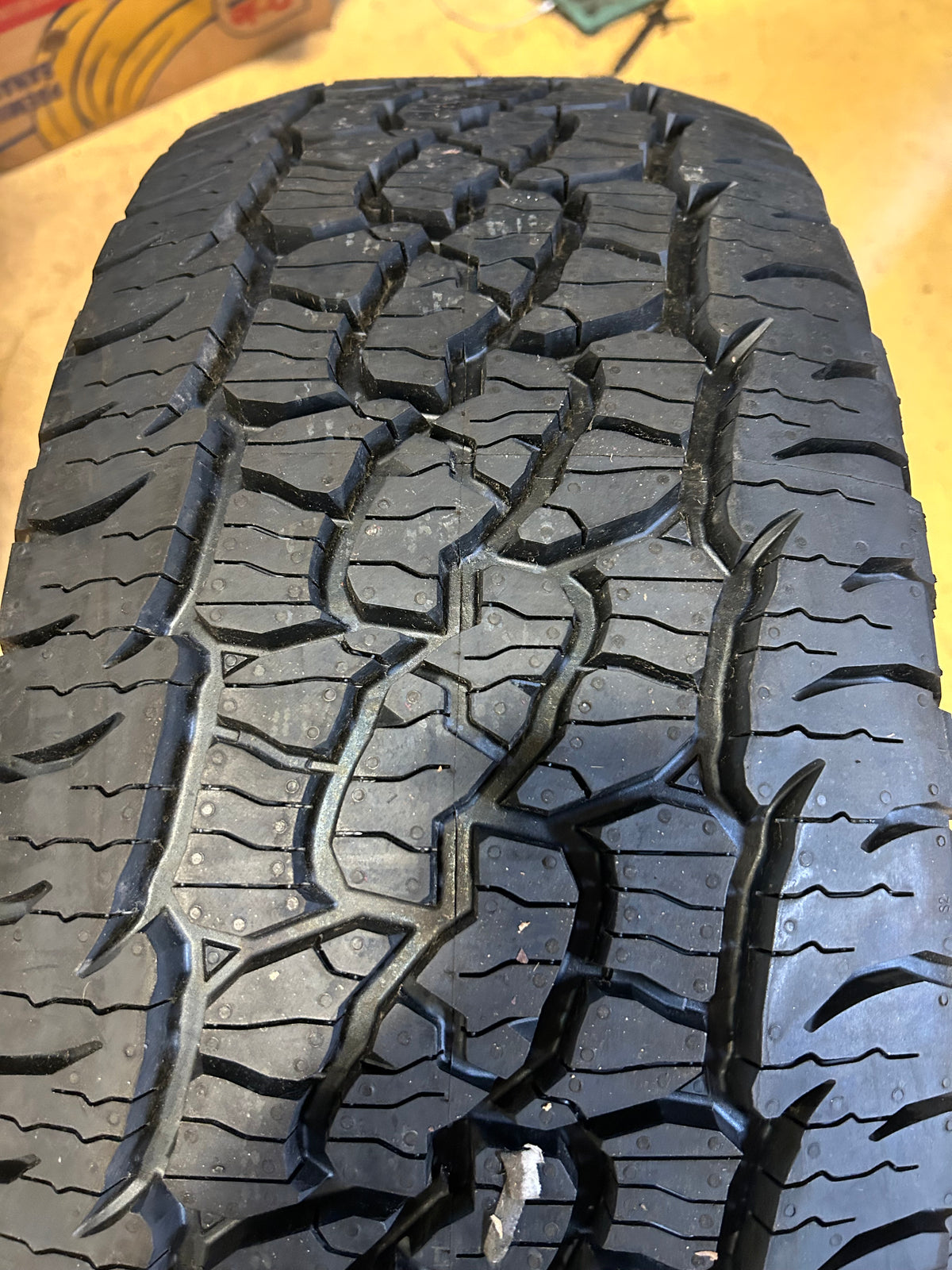 BFGOODRICH TRAIL-TERRAIN T/A PLUS OWL P 265 60 18 110T  ALL TERRAIN TIRE 48742