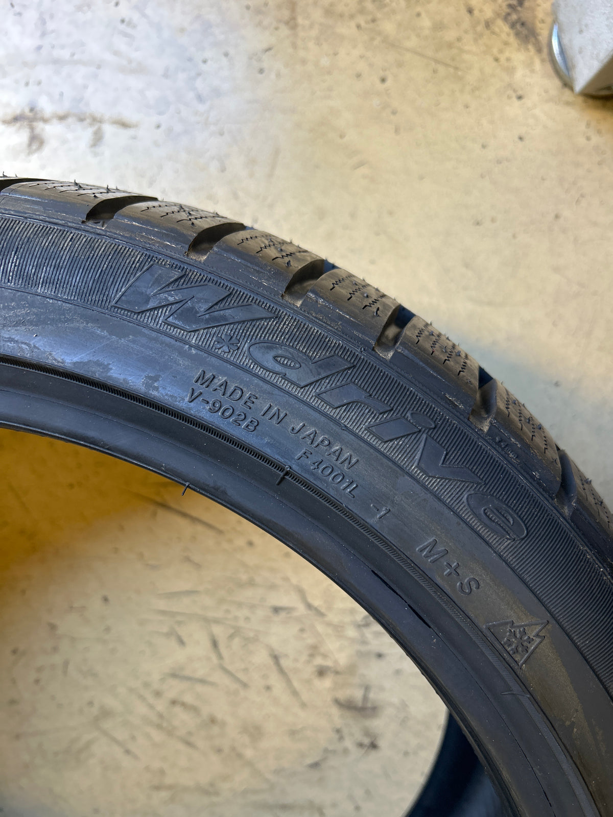 NOS YOKOHAMA W.DRIVE BSW XL 265/35R18 97V WINTER TIRE 110190259