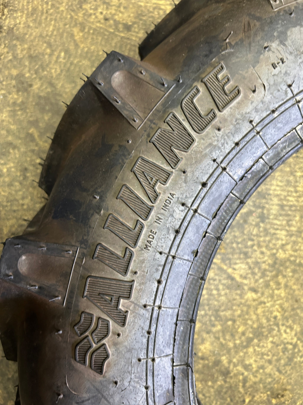 ALLIANCE FARMPRO 324 BSW 5 12 6PLY FARM TIRE 32401105