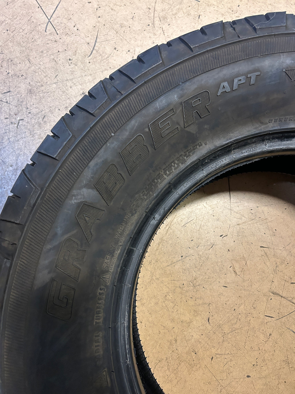 USED 11/32” GENERAL GRABBER APT BSW LT 265 70 17 112/109S 6PLY TIRE 04492410000
