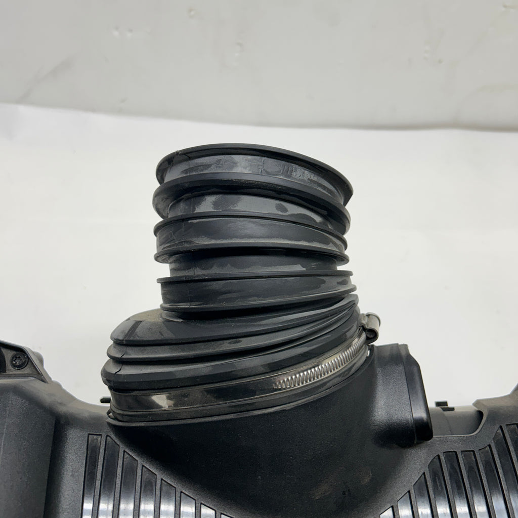 PORSCHE AIR FILTER AND HOUSING ASSEMBLY SLIGHT DAMAGE SHOWN  99711002231