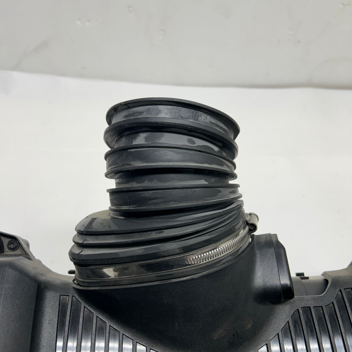 PORSCHE AIR FILTER AND HOUSING ASSEMBLY SLIGHT DAMAGE SHOWN  99711002231